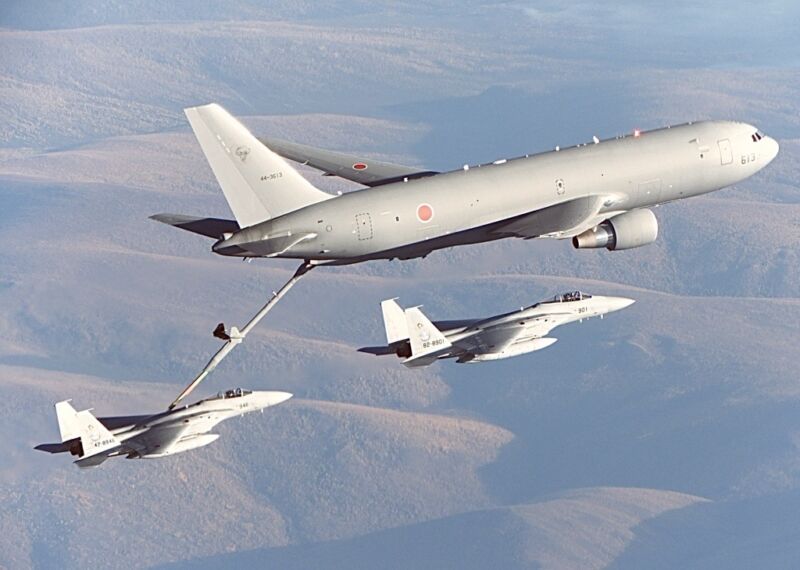 Image for the Tweet beginning: Zum 1. Mal werden Kampfflugzeuge